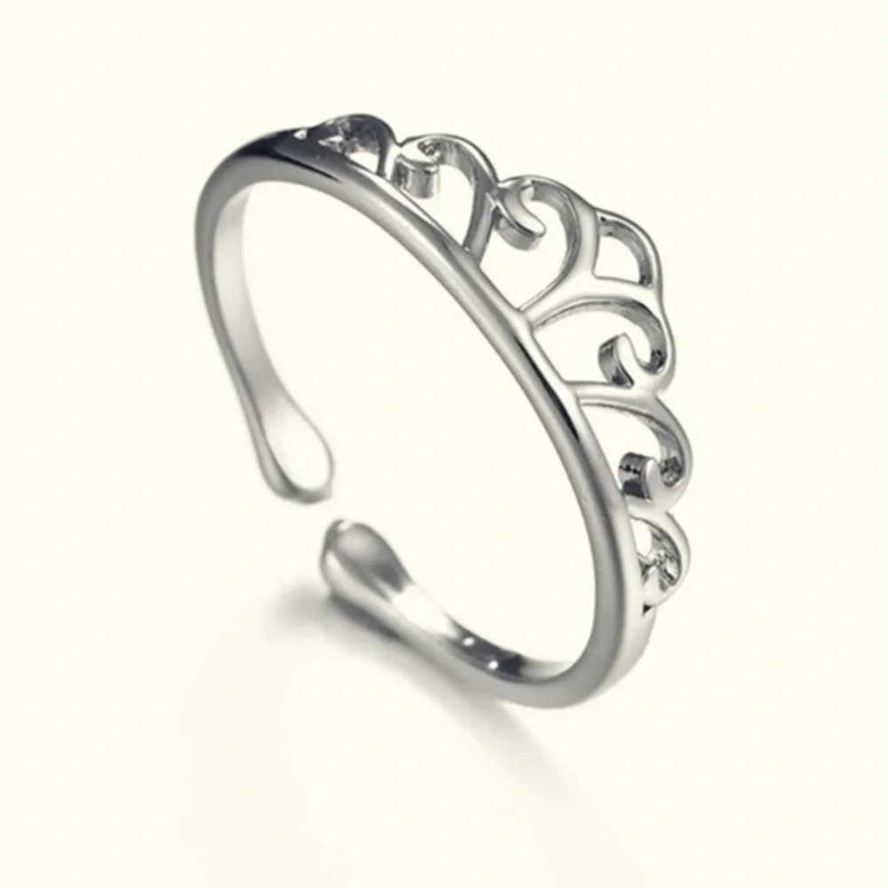 3/$30 🤍 Crown Ring